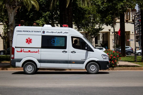 Fez, Fas - 14 Haziran 2022 Fas 'taki Coronavirus salgını sırasında Fez sokaklarından geçen ambulans