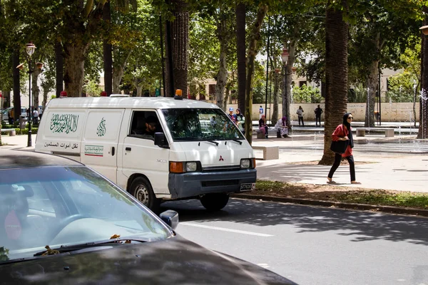 Fez, Fas - 14 Haziran 2022 Fas 'taki Coronavirus salgını sırasında Fez sokaklarından geçen ambulans