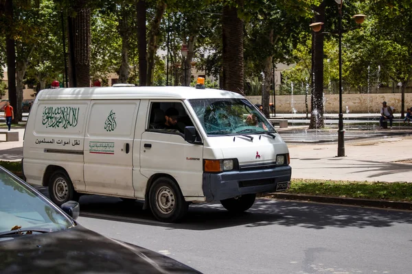 Fez, Fas - 14 Haziran 2022 Fas 'taki Coronavirus salgını sırasında Fez sokaklarından geçen ambulans