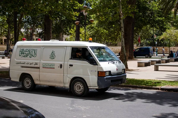 Fez, Fas - 14 Haziran 2022 Fas 'taki Coronavirus salgını sırasında Fez sokaklarından geçen ambulans