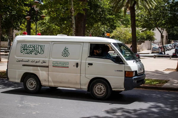 Fez, Fas - 14 Haziran 2022 Fas 'taki Coronavirus salgını sırasında Fez sokaklarından geçen ambulans