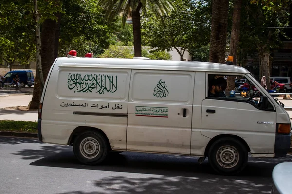 Fez, Fas - 14 Haziran 2022 Fas 'taki Coronavirus salgını sırasında Fez sokaklarından geçen ambulans