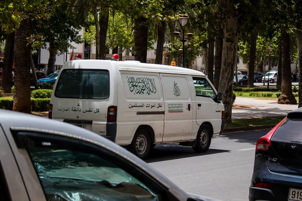 Fez, Fas - 14 Haziran 2022 Fas 'taki Coronavirus salgını sırasında Fez sokaklarından geçen ambulans