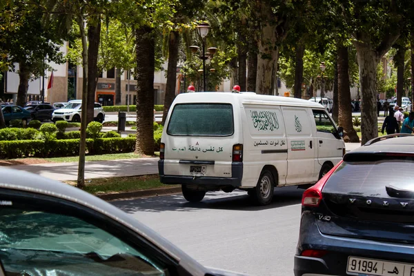 Fez, Fas - 14 Haziran 2022 Fas 'taki Coronavirus salgını sırasında Fez sokaklarından geçen ambulans