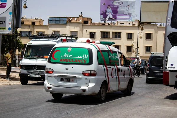 Fez, Fas - 14 Haziran 2022 Fas 'taki Coronavirus salgını sırasında Fez sokaklarından geçen ambulans