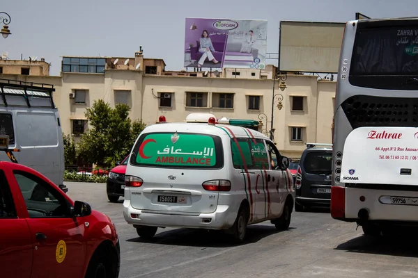 Fez, Fas - 14 Haziran 2022 Fas 'taki Coronavirus salgını sırasında Fez sokaklarından geçen ambulans