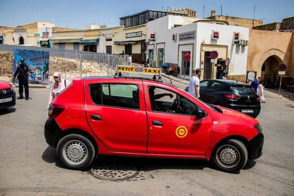Fez, Fas - 14 Haziran 2022 Fas Coronavirus salgını sırasında Fez sokaklarında sürerken maske takmak zorunludur.
