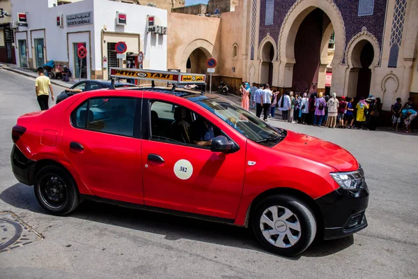 Fez, Fas - 14 Haziran 2022 Fas Coronavirus salgını sırasında Fez sokaklarında sürerken maske takmak zorunludur.