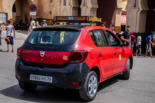 Fez, Fas - 14 Haziran 2022 Fas Coronavirus salgını sırasında Fez sokaklarında sürerken maske takmak zorunludur.