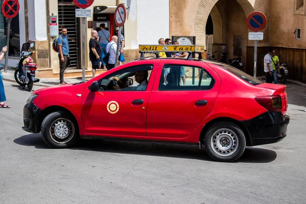 Fez, Fas - 14 Haziran 2022 Fas Coronavirus salgını sırasında Fez sokaklarında sürerken maske takmak zorunludur.