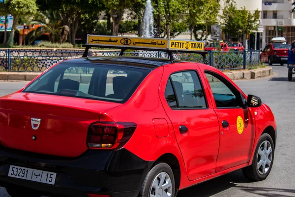 Fez, Fas - 14 Haziran 2022 Fas Coronavirus salgını sırasında Fez sokaklarında sürerken maske takmak zorunludur.