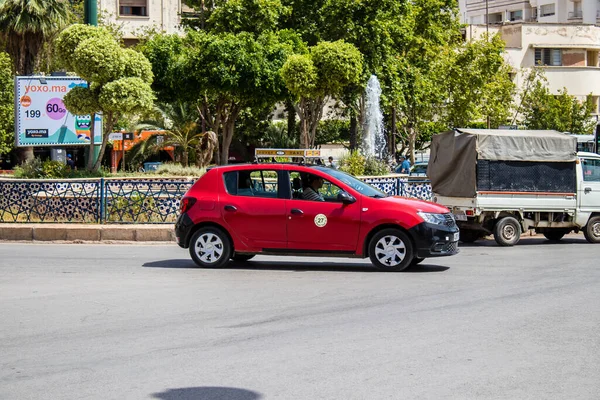 Fez, Fas - 14 Haziran 2022 Fas Coronavirus salgını sırasında Fez sokaklarında sürerken maske takmak zorunludur.