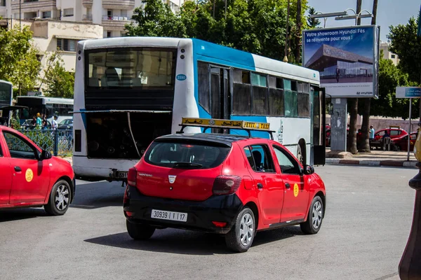 Fez, Fas - 14 Haziran 2022 Fas Coronavirus salgını sırasında Fez sokaklarında sürerken maske takmak zorunludur.