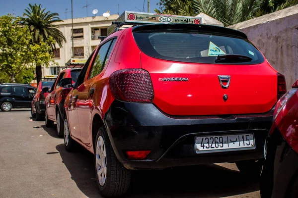 Fez, Fas - 14 Haziran 2022 Fas Coronavirus salgını sırasında Fez sokaklarında sürerken maske takmak zorunludur.