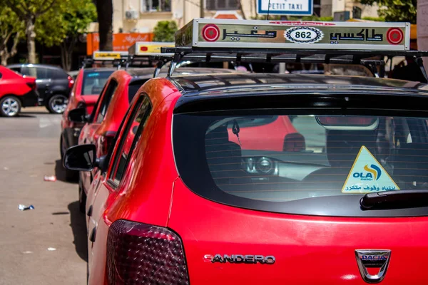 Fez, Fas - 14 Haziran 2022 Fas Coronavirus salgını sırasında Fez sokaklarında sürerken maske takmak zorunludur.