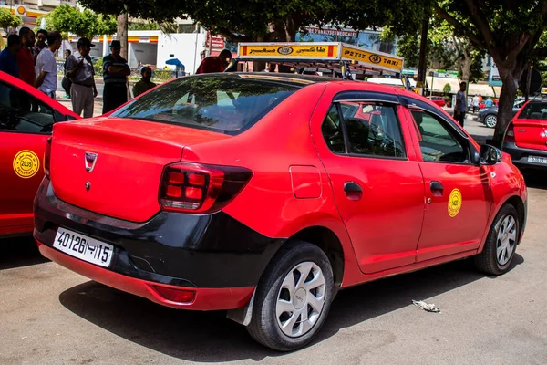 Fez, Fas - 14 Haziran 2022 Fas Coronavirus salgını sırasında Fez sokaklarında sürerken maske takmak zorunludur.