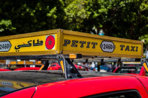 Fez, Fas - 14 Haziran 2022 Fas Coronavirus salgını sırasında Fez sokaklarında sürerken maske takmak zorunludur.