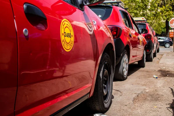 Fez, Fas - 14 Haziran 2022 Fas Coronavirus salgını sırasında Fez sokaklarında sürerken maske takmak zorunludur.