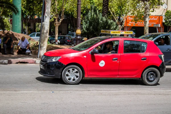 Fez, Fas - 14 Haziran 2022 Fas Coronavirus salgını sırasında Fez sokaklarında sürerken maske takmak zorunludur.
