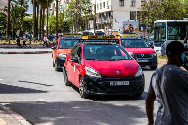 Fez, Fas - 14 Haziran 2022 Fas Coronavirus salgını sırasında Fez sokaklarında sürerken maske takmak zorunludur.