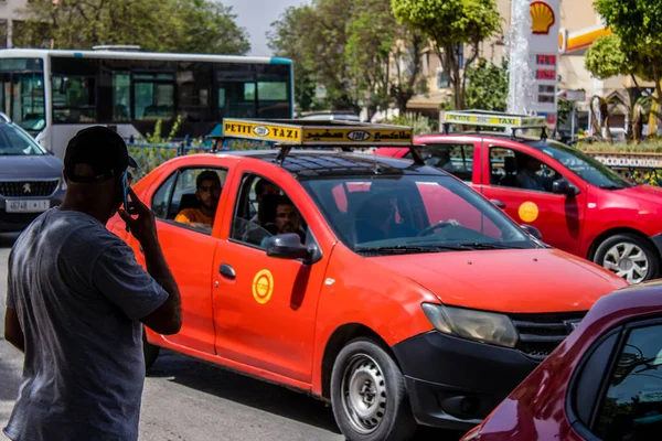 Fez, Fas - 14 Haziran 2022 Fas Coronavirus salgını sırasında Fez sokaklarında sürerken maske takmak zorunludur.