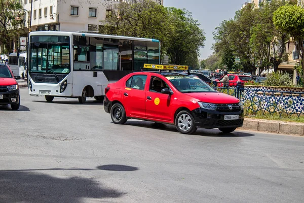 Fez, Fas - 14 Haziran 2022 Fas Coronavirus salgını sırasında Fez sokaklarında sürerken maske takmak zorunludur.