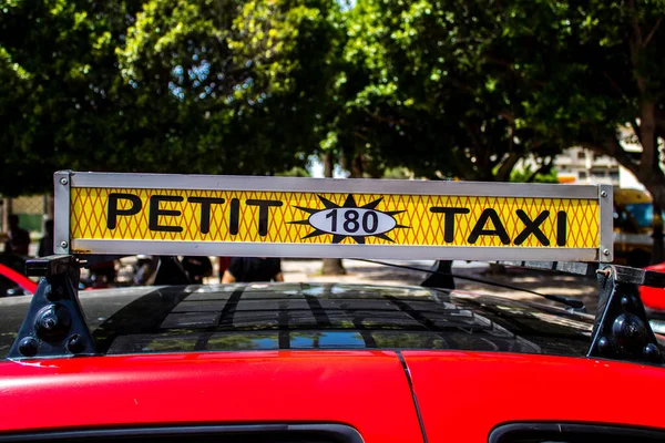 Fez, Fas - 14 Haziran 2022 Fas Coronavirus salgını sırasında Fez sokaklarında sürerken maske takmak zorunludur.