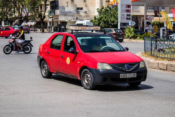 Fez, Fas - 14 Haziran 2022 Fas Coronavirus salgını sırasında Fez sokaklarında sürerken maske takmak zorunludur.