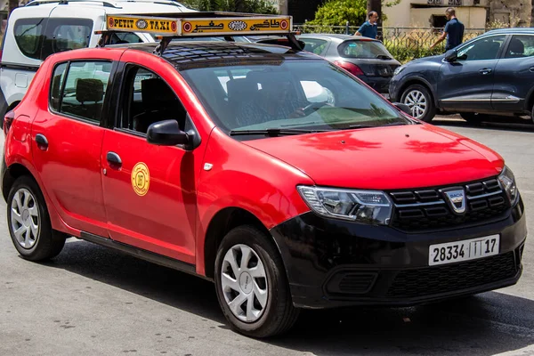 Fez, Fas - 14 Haziran 2022 Fas Coronavirus salgını sırasında Fez sokaklarında sürerken maske takmak zorunludur.