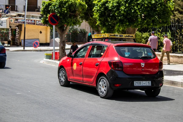 Fez, Fas - 14 Haziran 2022 Fas Coronavirus salgını sırasında Fez sokaklarında sürerken maske takmak zorunludur.