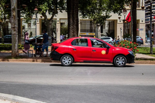 Fez, Fas - 14 Haziran 2022 Fas Coronavirus salgını sırasında Fez sokaklarında sürerken maske takmak zorunludur.