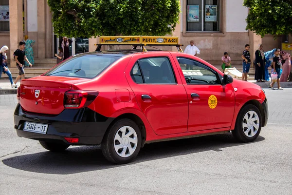 Fez, Fas - 14 Haziran 2022 Fas Coronavirus salgını sırasında Fez sokaklarında sürerken maske takmak zorunludur.