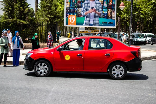 Fez, Fas - 14 Haziran 2022 Fas Coronavirus salgını sırasında Fez sokaklarında sürerken maske takmak zorunludur.