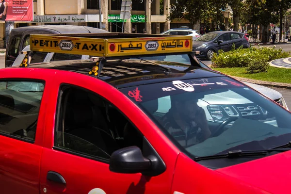 Fez, Fas - 14 Haziran 2022 Fas Coronavirus salgını sırasında Fez sokaklarında sürerken maske takmak zorunludur.