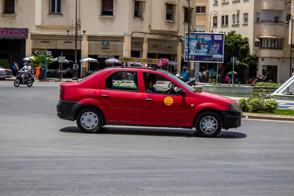 Fez, Fas - 14 Haziran 2022 Fas Coronavirus salgını sırasında Fez sokaklarında sürerken maske takmak zorunludur.