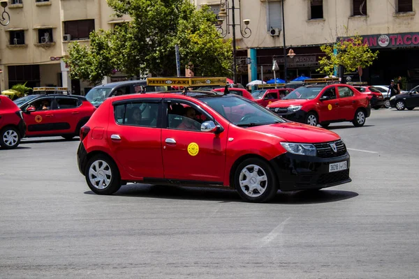 Fez, Fas - 14 Haziran 2022 Fas Coronavirus salgını sırasında Fez sokaklarında sürerken maske takmak zorunludur.