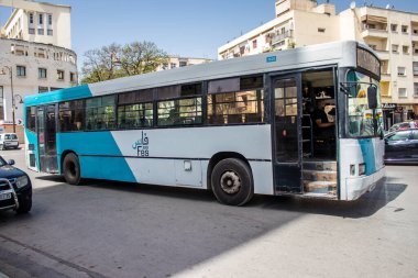 Fez, Fas - 14 Haziran 2022 'de Fas' taki Coronavirüs salgını sırasında Fez sokaklarında araba sürmek, maske takmak zorunludur.