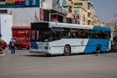 Fez, Fas - 14 Haziran 2022 'de Fas' taki Coronavirüs salgını sırasında Fez sokaklarında araba sürmek, maske takmak zorunludur.