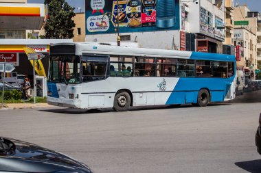 Fez, Fas - 14 Haziran 2022 'de Fas' taki Coronavirüs salgını sırasında Fez sokaklarında araba sürmek, maske takmak zorunludur.
