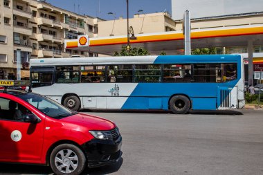 Fez, Fas - 14 Haziran 2022 'de Fas' taki Coronavirüs salgını sırasında Fez sokaklarında araba sürmek, maske takmak zorunludur.
