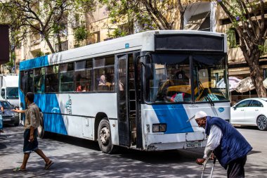 Fez, Fas - 14 Haziran 2022 'de Fas' taki Coronavirüs salgını sırasında Fez sokaklarında araba sürmek, maske takmak zorunludur.