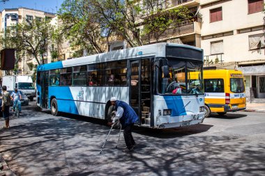 Fez, Fas - 14 Haziran 2022 'de Fas' taki Coronavirüs salgını sırasında Fez sokaklarında araba sürmek, maske takmak zorunludur.