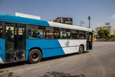 Fez, Fas - 14 Haziran 2022 'de Fas' taki Coronavirüs salgını sırasında Fez sokaklarında araba sürmek, maske takmak zorunludur.