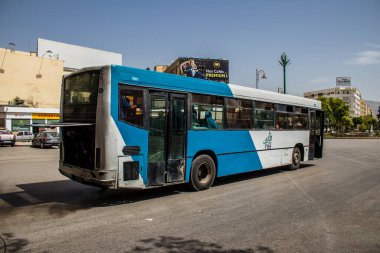 Fez, Fas - 14 Haziran 2022 'de Fas' taki Coronavirüs salgını sırasında Fez sokaklarında araba sürmek, maske takmak zorunludur.
