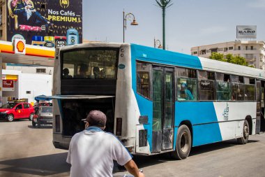 Fez, Fas - 14 Haziran 2022 'de Fas' taki Coronavirüs salgını sırasında Fez sokaklarında araba sürmek, maske takmak zorunludur.