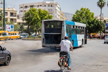 Fez, Fas - 14 Haziran 2022 'de Fas' taki Coronavirüs salgını sırasında Fez sokaklarında araba sürmek, maske takmak zorunludur.