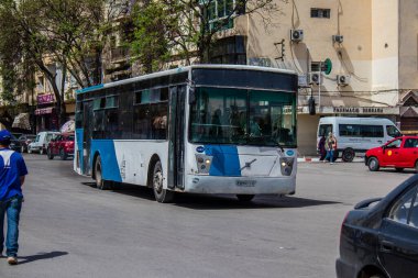 Fez, Fas - 14 Haziran 2022 'de Fas' taki Coronavirüs salgını sırasında Fez sokaklarında araba sürmek, maske takmak zorunludur.