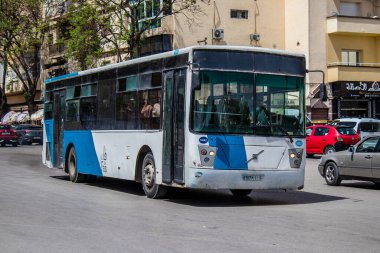 Fez, Fas - 14 Haziran 2022 'de Fas' taki Coronavirüs salgını sırasında Fez sokaklarında araba sürmek, maske takmak zorunludur.