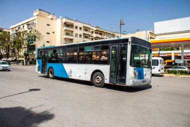 Fez, Fas - 14 Haziran 2022 'de Fas' taki Coronavirüs salgını sırasında Fez sokaklarında araba sürmek, maske takmak zorunludur.