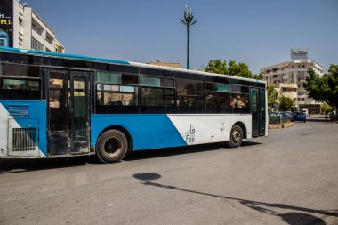 Fez, Fas - 14 Haziran 2022 'de Fas' taki Coronavirüs salgını sırasında Fez sokaklarında araba sürmek, maske takmak zorunludur.